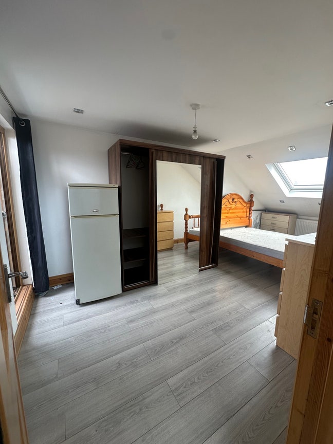 Bright Double Bedroom in Stratford  Main Photo
