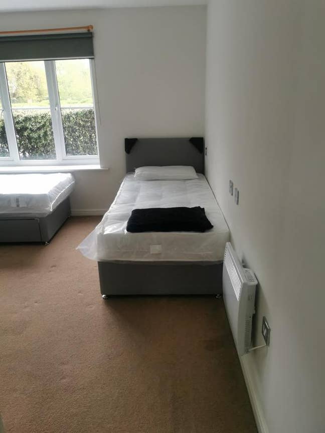 2 single bed available to share Main Photo