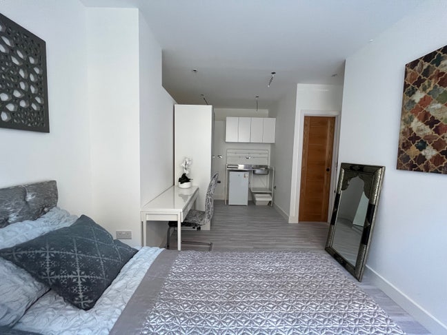 Beautiful Modern Studio Main Photo