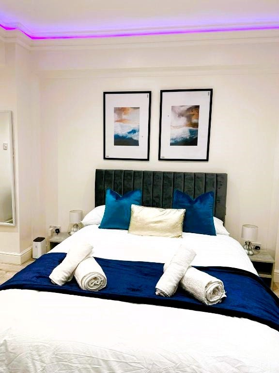 Furnished modern studio near transport links Main Photo