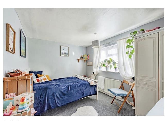 Double room are available in Ifield RH11 0DN Main Photo