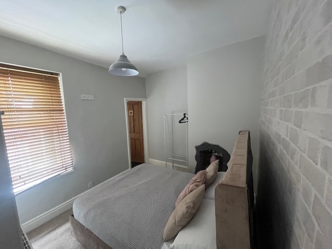 Looking for flatmates for a house share  Main Photo