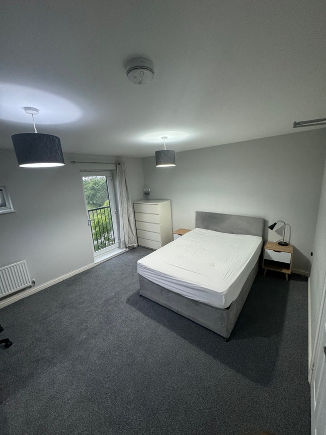 King Size Room with Balcony in friendly HouseShare Main Photo