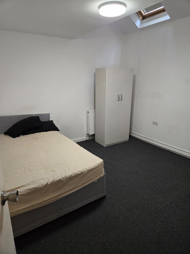 A  couple of rooms available in Croydon Main Photo