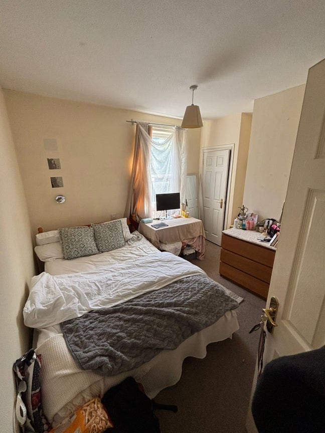 Room Available - En Suite & Great Location Main Photo