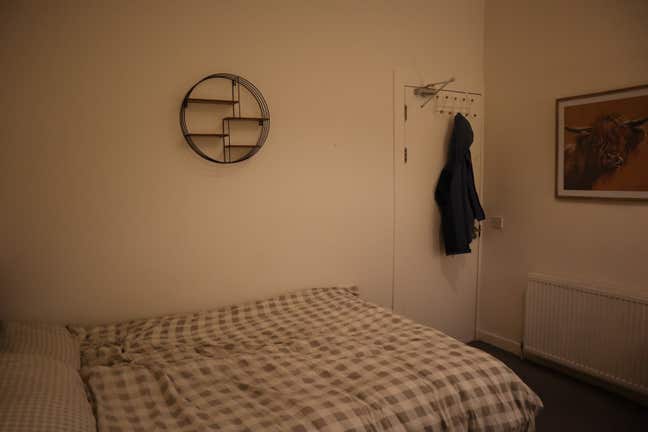 Lavish Top Floor Double Bed Room on Blackness Ave. Main Photo