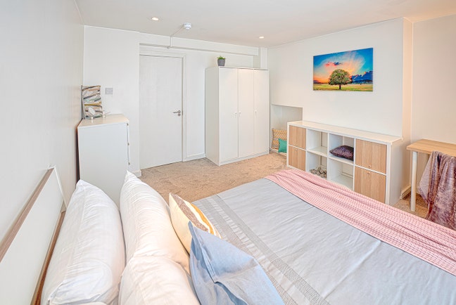 Classy & Spacious Double Room in a Modern Flat Main Photo