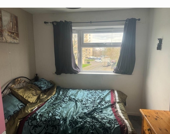 Spacious Double Bedroom in a 2-bed Main Photo