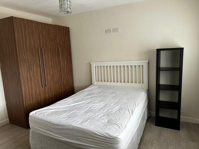 Studio flat available  Main Photo