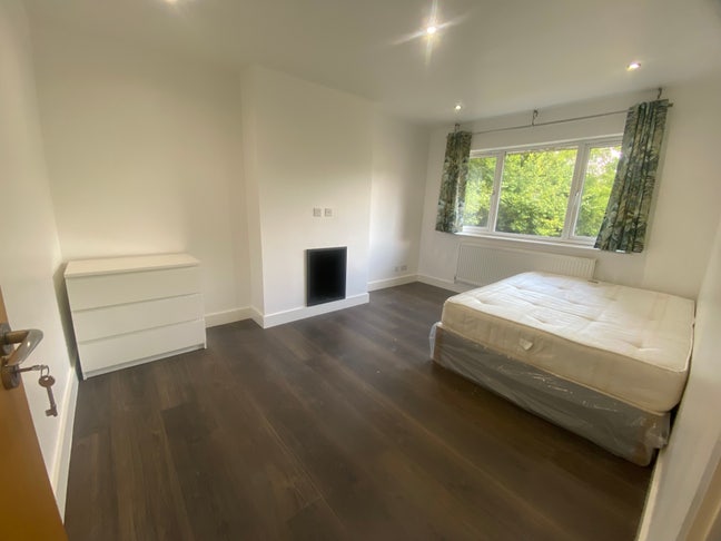 Double room In A 3 bedroom flat Main Photo