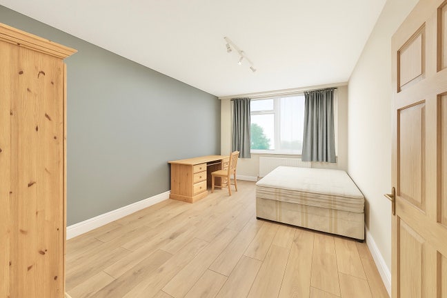 3 Comfy Rooms - Female Preferred - 5min to DLR! Main Photo