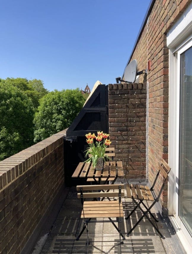 Large double room in friendly flat Main Photo