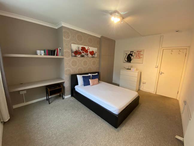 Two Bright Double Room Available in Parsons Green Main Photo
