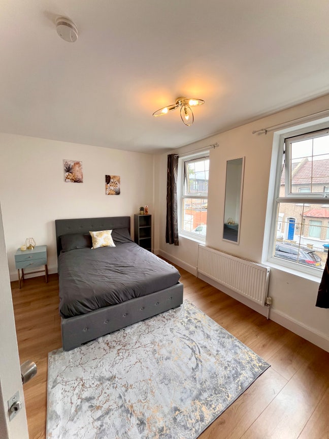   🏡 Modern Ensuite Rooms • N9 ✨🛋️ Main Photo