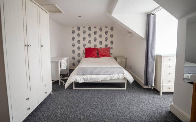 Large Double Loft Room - Radnor Place Main Photo