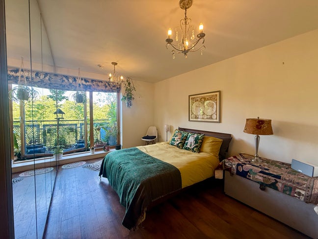 Beautiful spacious bright En-suite with views! Main Photo