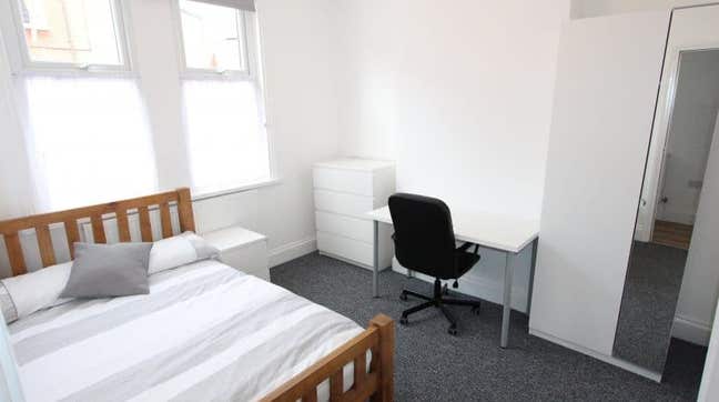 URGENT - room available in 4 bed house Main Photo