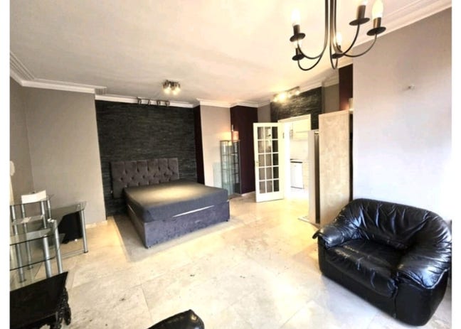 Fully Self Contained Studio *Bills Included * Main Photo