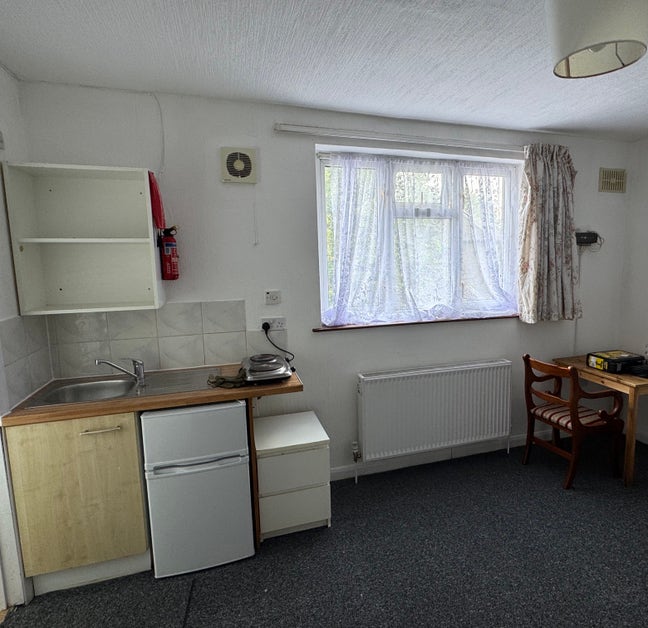 Self-Contained Studio Flat, Bedfont TW14 9HQ Main Photo