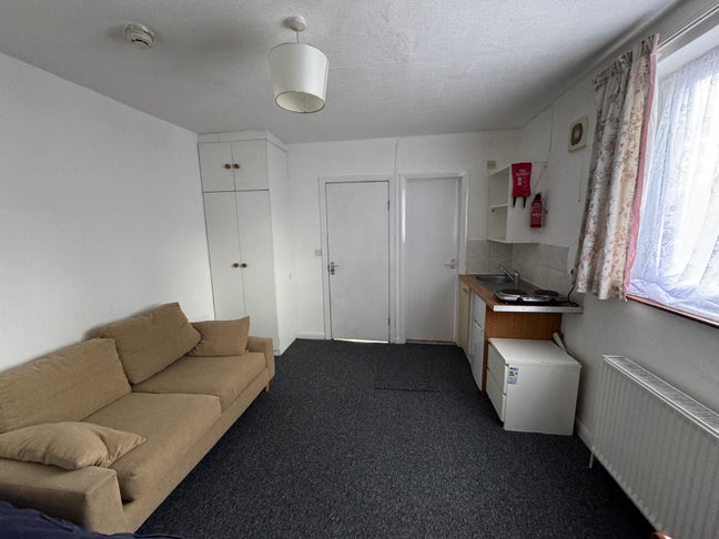 Self-Contained Studio Flat, Bedfont TW14  Main Photo