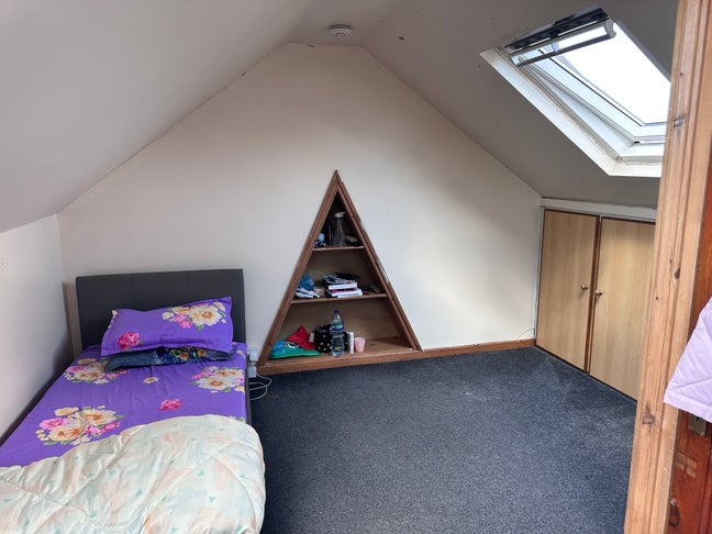 Double room share with female eastham/Manor Park  Main Photo