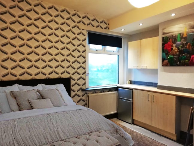 Spacious  EnSuite  Room  in  Quiet  House -LA4  Main Photo
