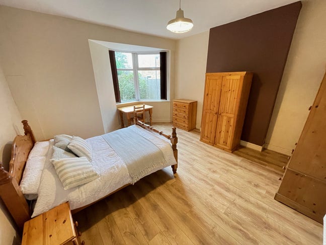 A bargain double room available - Bills included  Main Photo