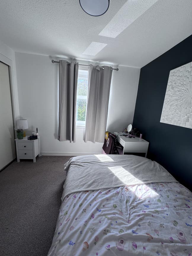 Spare room in 2 bed flat  Main Photo