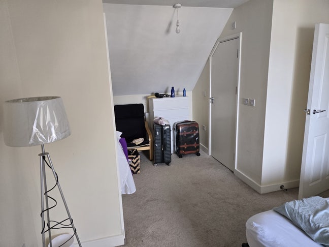 En-suite room available IG6 Main Photo