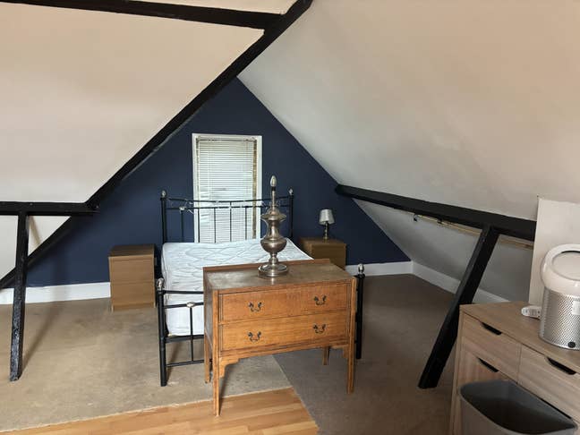 Large bedroom in shared flat Main Photo