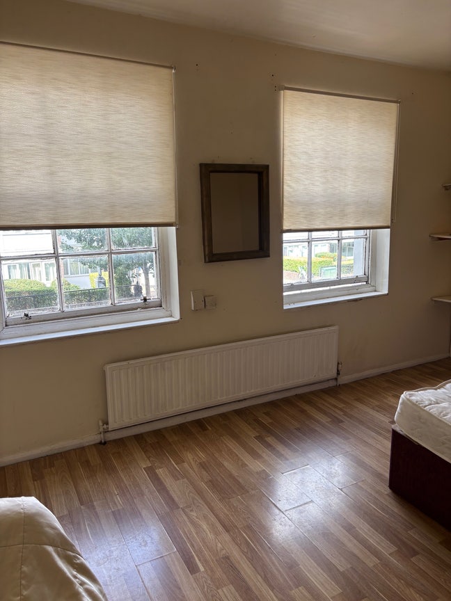 Large double room near oval tube Main Photo