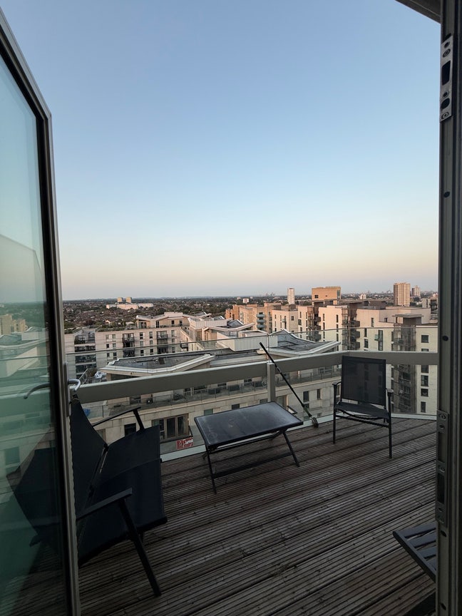 🔥 Top floor En-Suite East Village flat  Main Photo