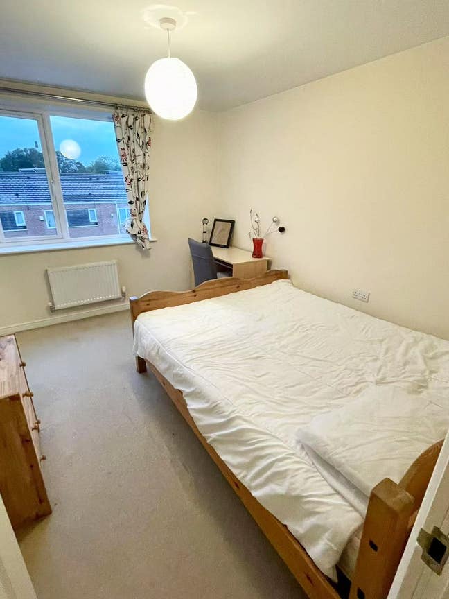 Large Cozy Ensuite in a Lovely Garden House Main Photo