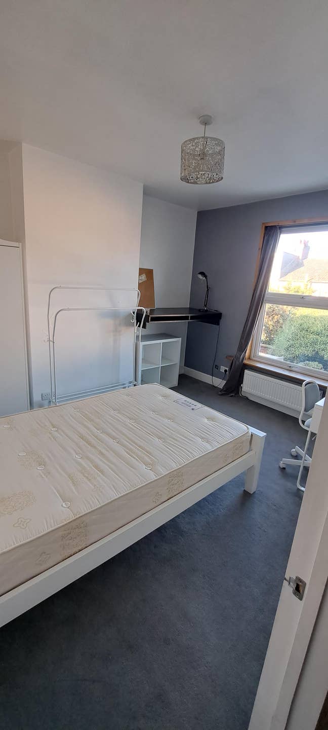 Large room overlooking garden Main Photo