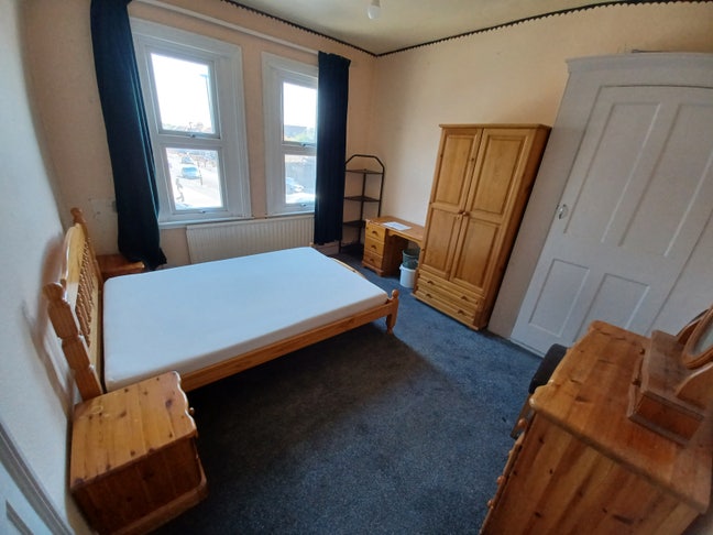 Double Room - 1 mins Walk from Piccadilly Line  Main Photo
