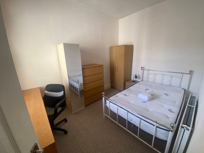 Young female professional house share Main Photo