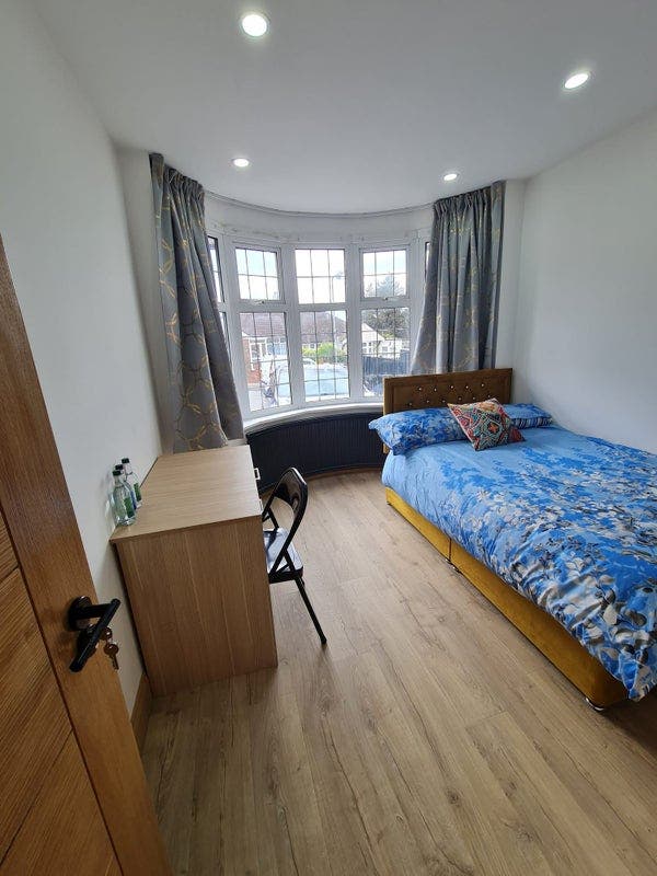 2 Ensuite Rooms 10 Mins to Central Line!! Main Photo