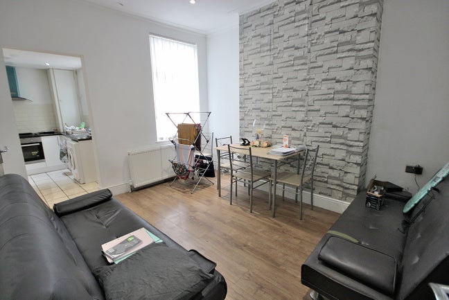 Small Double Room Remaining - Kesington L6 Main Photo