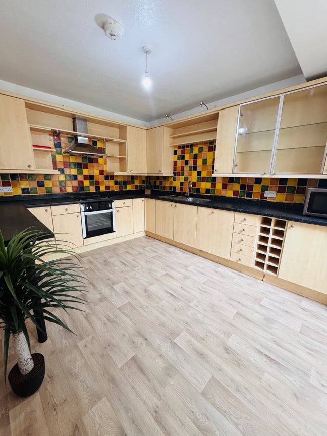 🏡Luxury Spasious Rooms🌻Garden💸 Bills Incl• LE3  Main Photo