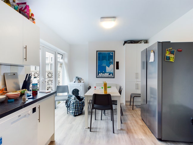 Small double room in friendly house Main Photo