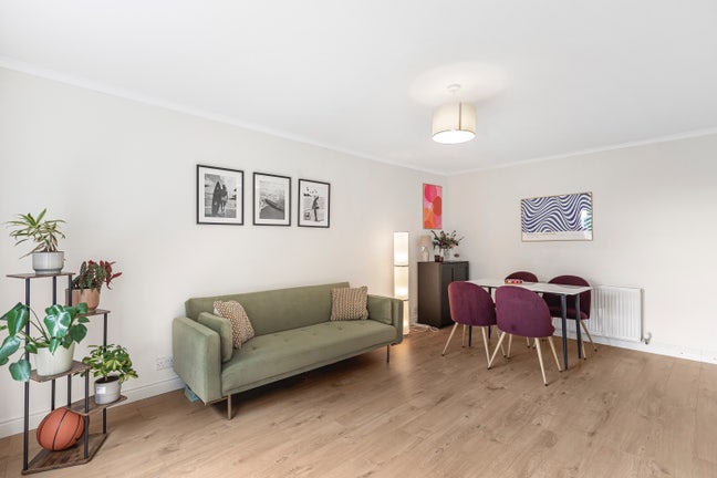 Double room available in a large two-bed apartment Main Photo