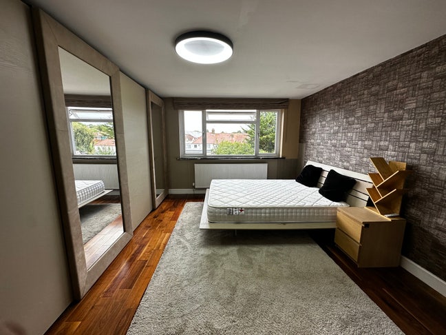 Studio Size Room Bills Inc 1st Sept NW9 Kingsbury  Main Photo