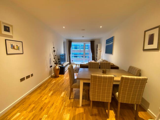 Double room in pet friendly flat  Main Photo