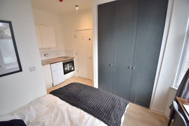 3 Studios & 2 En-Suites, Oxford Road, Reading Main Photo