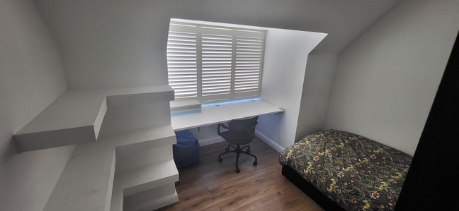 Sigle room to rent in Sutton/ Morden SM1 3HE Main Photo