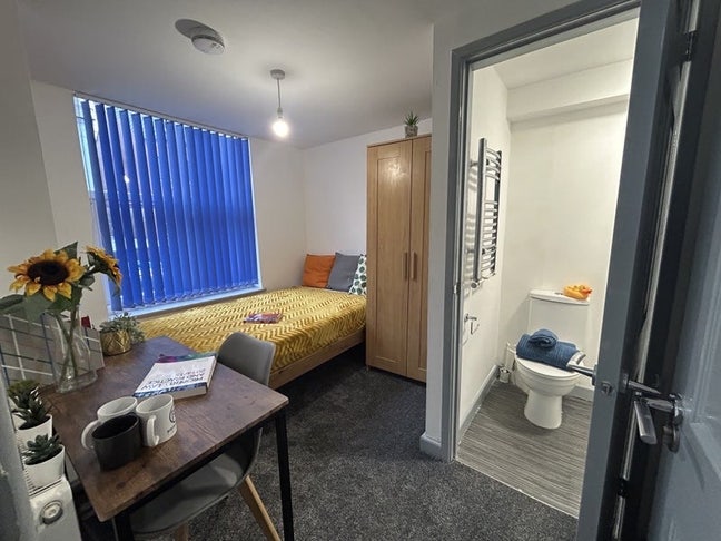 Ensuite double room available to replace tenant Main Photo