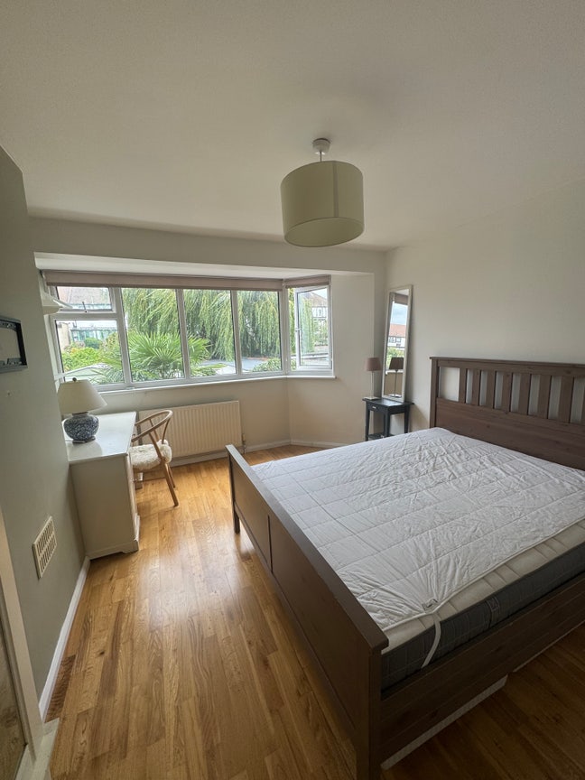  Large & Bright Double bedroom w/h private bathroo Main Photo