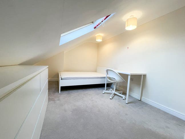 Lovely Double in Beautiful House!!  Main Photo