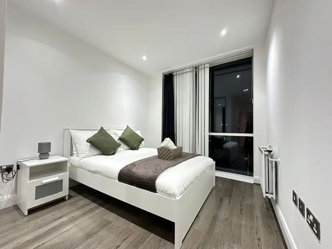 Fabolous Fully Furnished 2 Bedroom Flat in E3  Main Photo