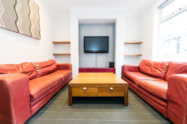 🏡 4-Bed Student House in Burley – Modern, Spaciou Main Photo